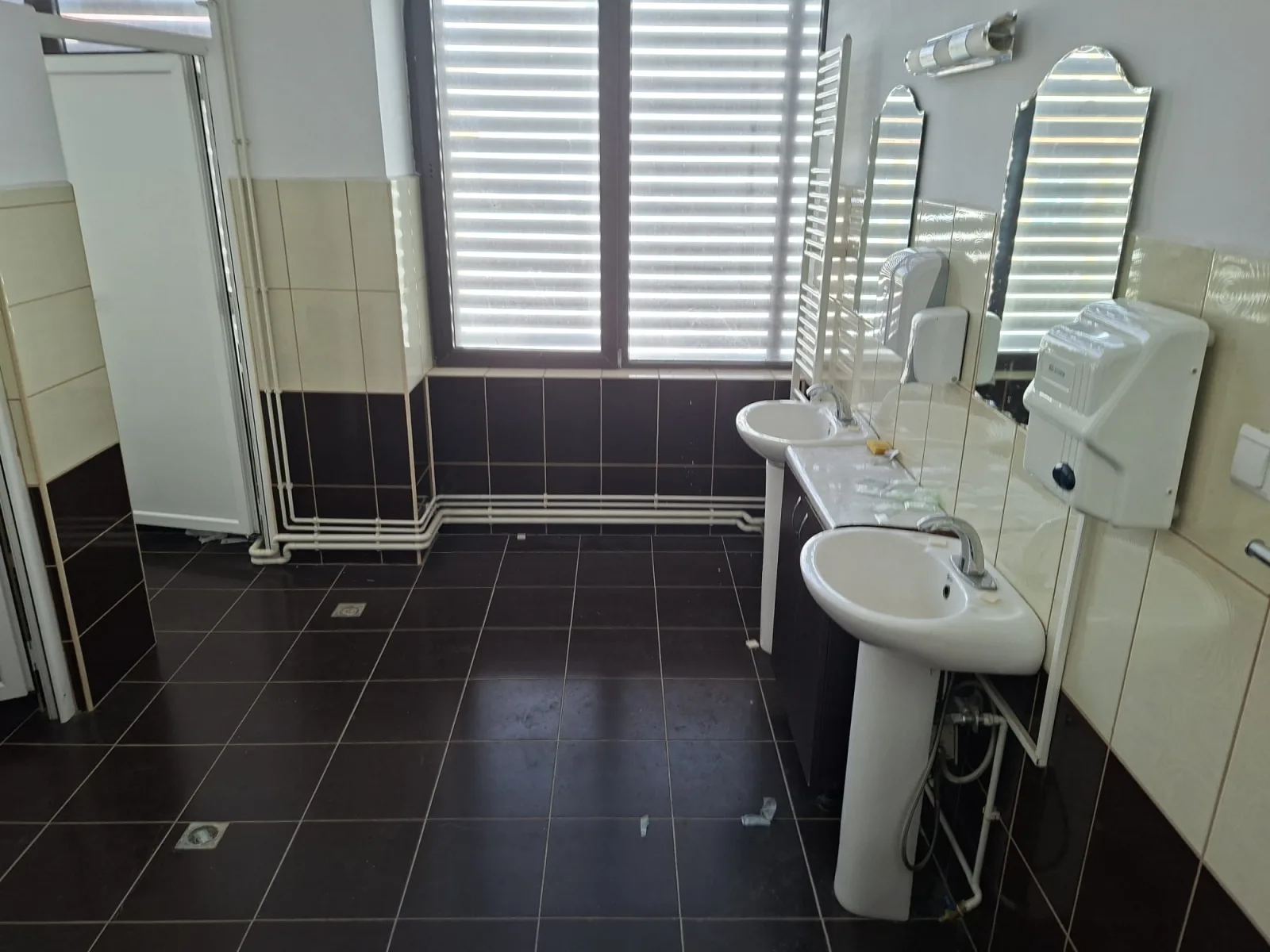 Second sanitary group detail for sala multifunctionala